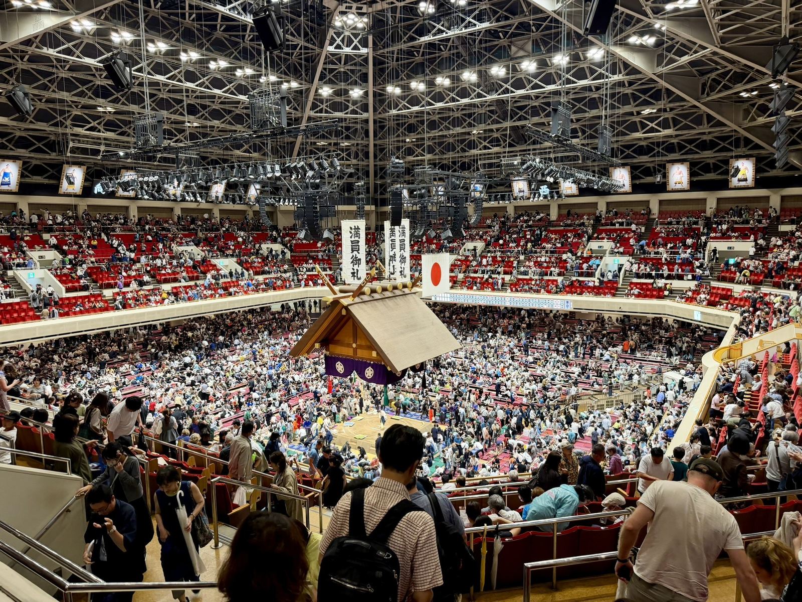 帰り際、2階の上段から見た館内全体。土俵の屋根、その上の満員御礼の垂れ幕、全段を埋める観客